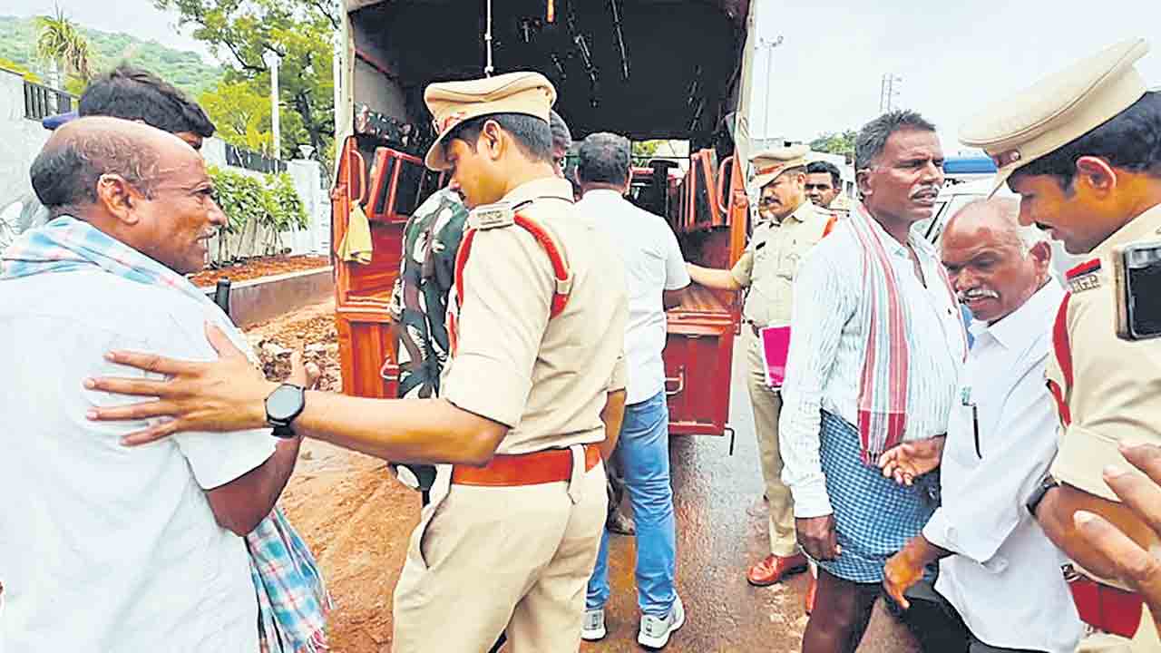 గోడు చెప్పుకుందామని వెళ్తే