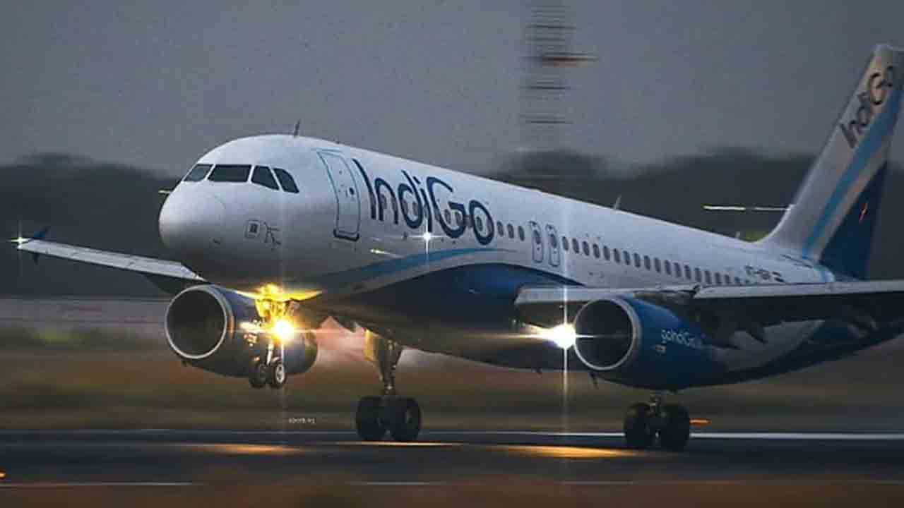 IndiGo | విమానంలో తప్పతాగి వికృత చేష్టలు.. మతపరమైన నినాదాలు చేసిన లాయర్‌