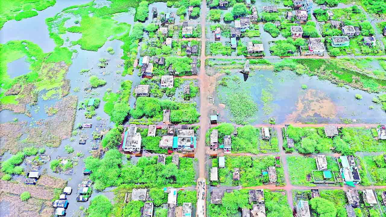 నీటిలోనే ఇందిరమ్మ కాలనీ