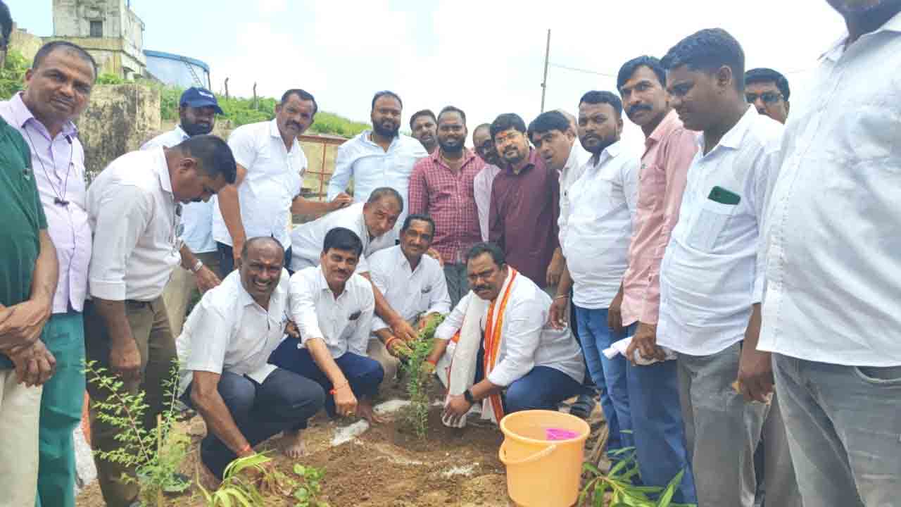 Jagityala | కొండగట్టు ఆంజనేయ స్వామి దేవస్థానంలో జమ్మి మొక్కను నాటిన మాజీ ఎమ్మెల్యే