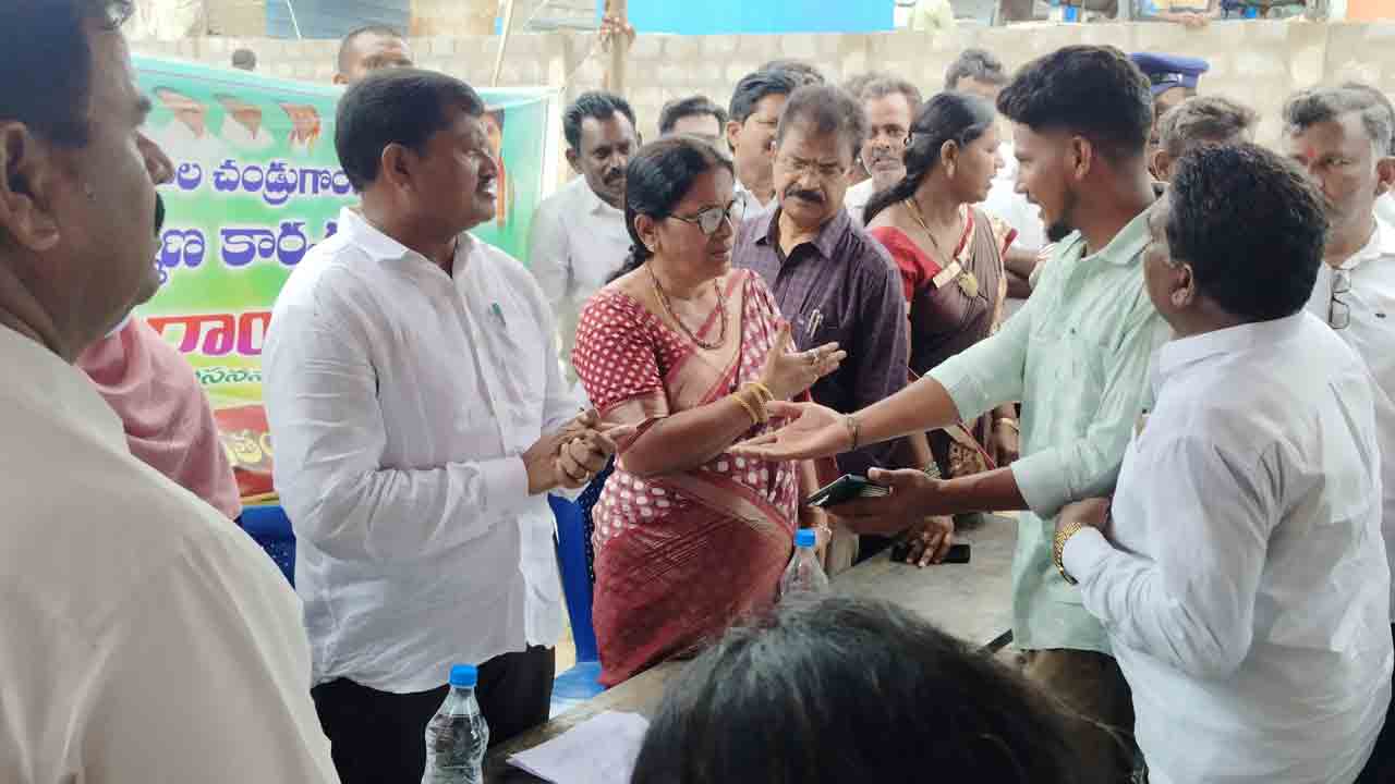 గ్రామాల్లో సమస్యలను ఎందుకు పరిష్కరించరు?