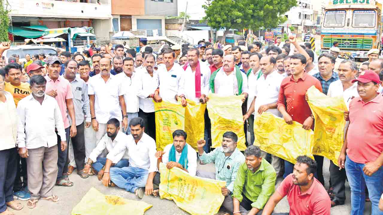 ప్రకటనలు వద్దు.. బస్తా లు కావాలి