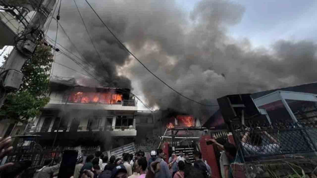 Nepal | నేపాల్‌ ప్రధాని ఓలి నివాసానికి నిప్పు.. పలువురు మంత్రులు, నేతల ఇండ్లకు కూడా.. VIDEOS