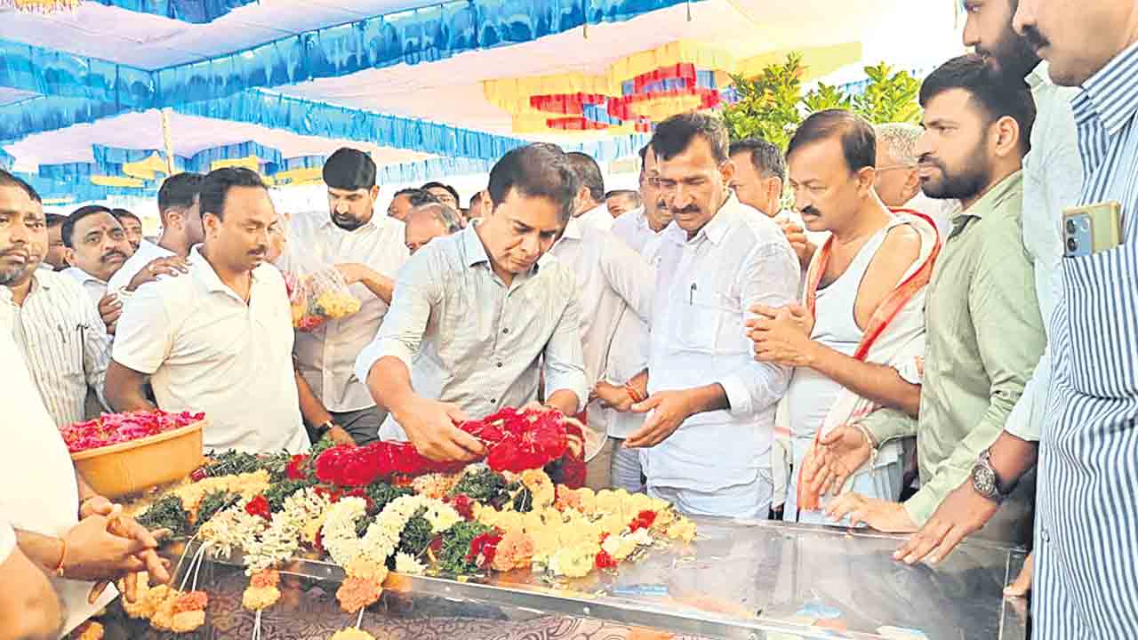 వంటేరు ప్రతాప్‌రెడ్డి మాతృమూర్తికి కేటీఆర్‌ నివాళి
