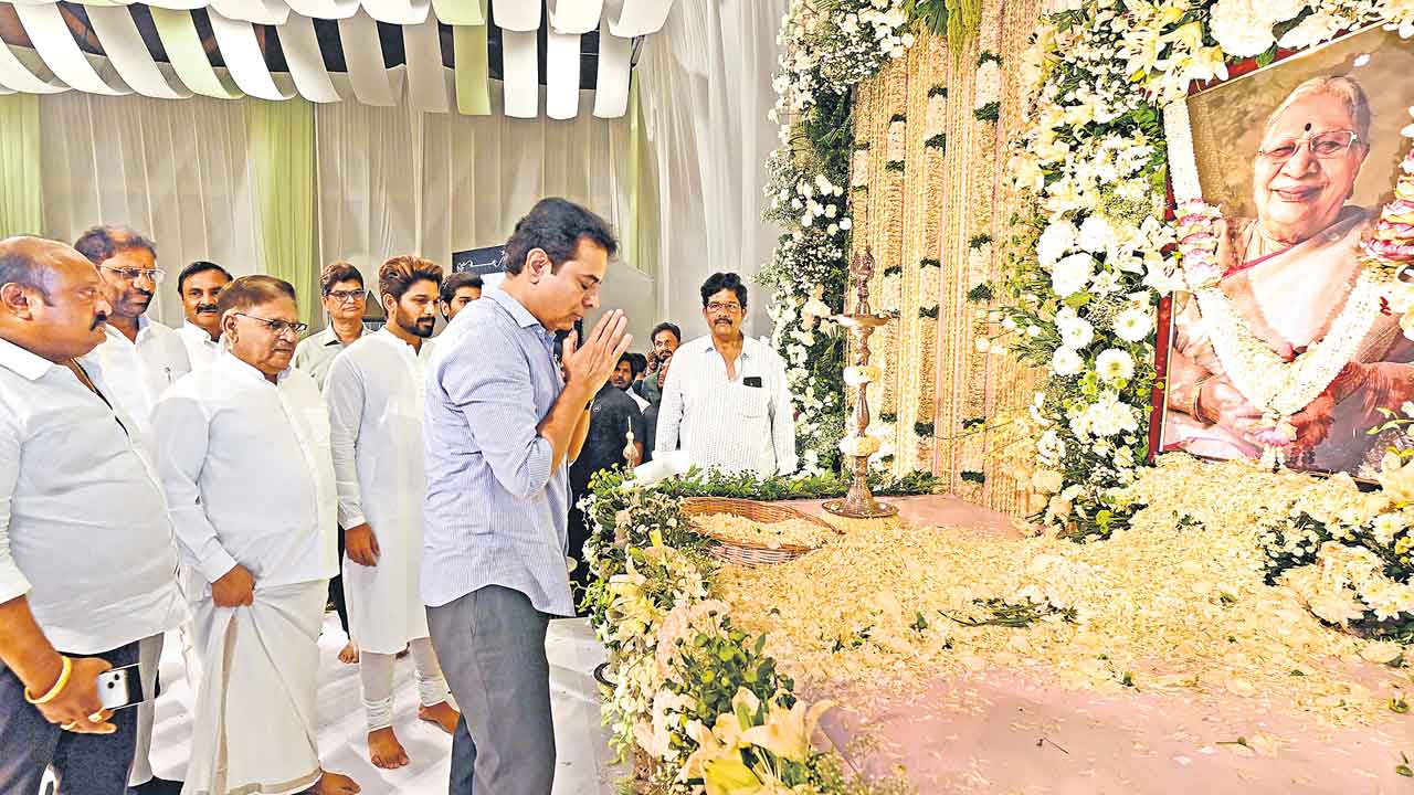 అల్లు కుటుంబానికి కేటీఆర్‌ పరామర్శ