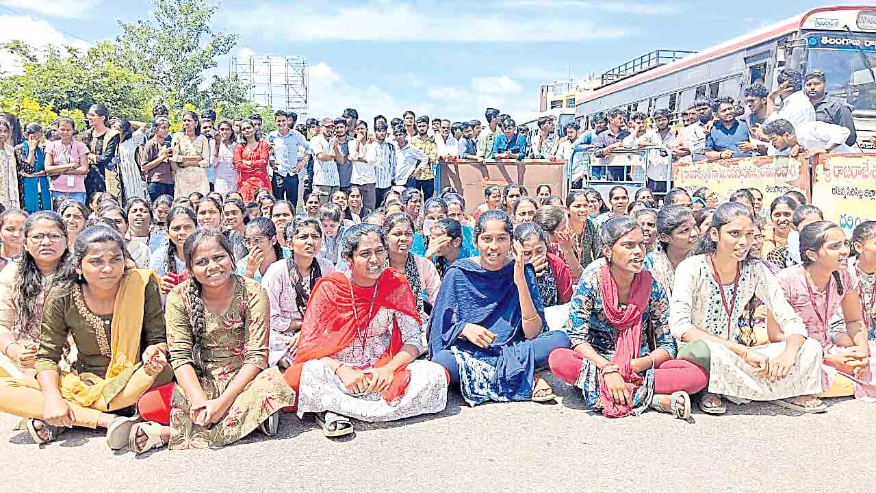 రోడ్డెక్కిన విద్యార్థులు