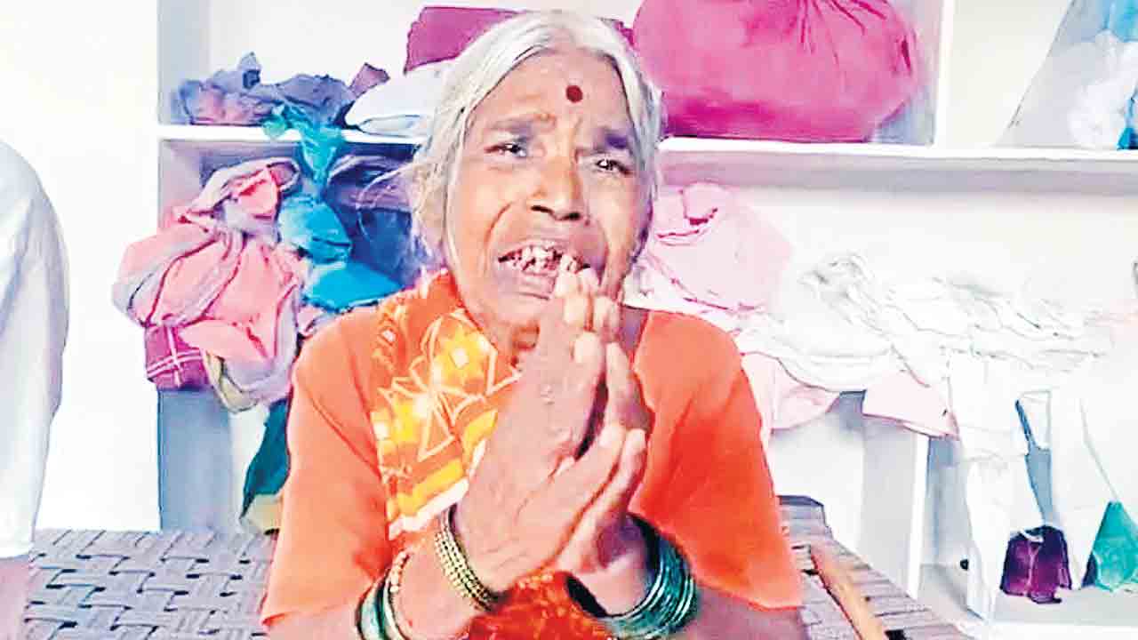 నీ బాంచెన్‌ కలెక్టర్‌ సారూ.. మాపైసలు మాకివ్వండి!