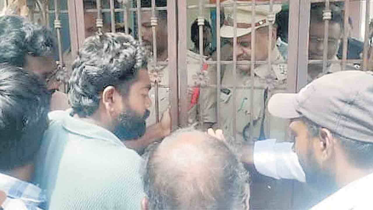 మానాల పంచాయతీ ఆఫీసులో ఎఫ్‌బీవో, ఎస్‌ఐ నిర్బంధం