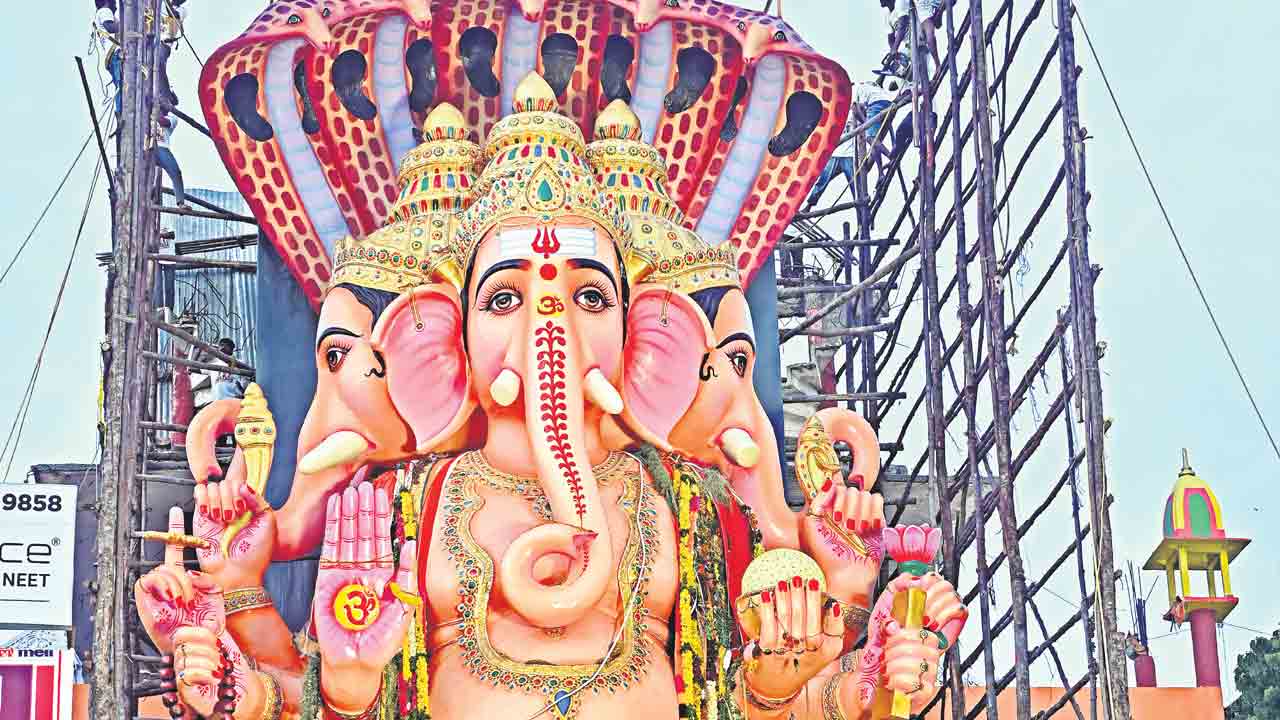 నేడే మహా గణనాథుడి నిమజ్జనం !