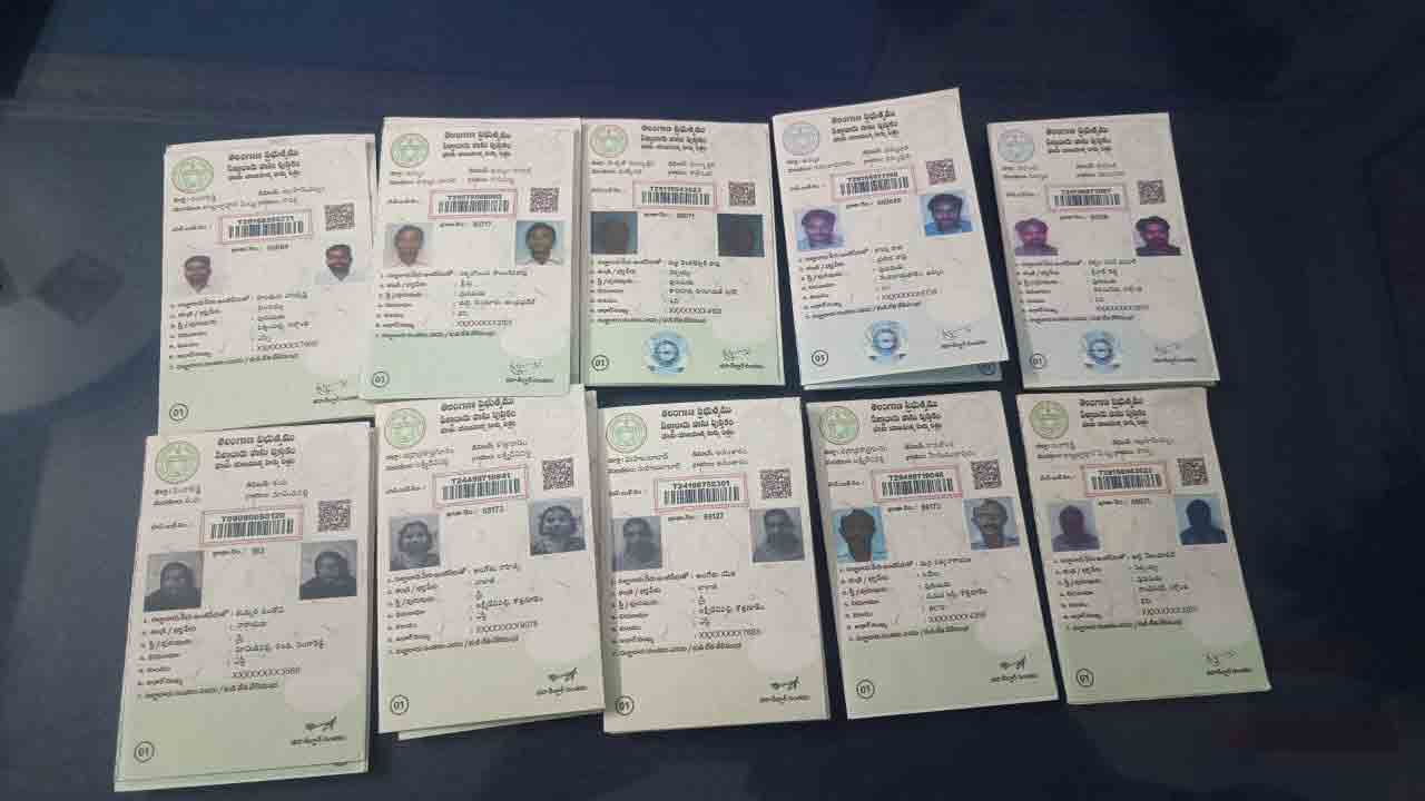 నకిలీ ‘పాస్‌ బుక్‌ల’ గుట్టురట్టు