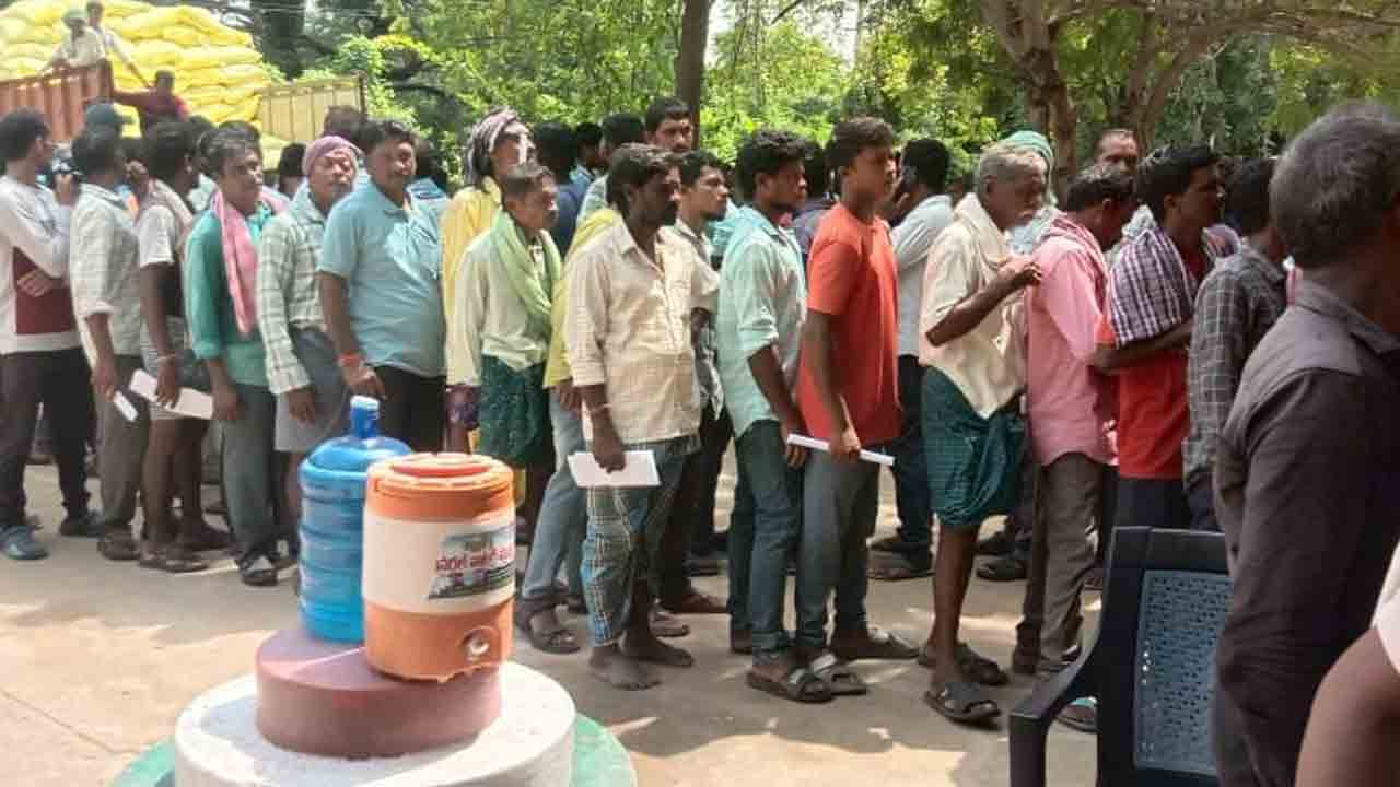 తిండీతిప్పలు మానుకొని.. క్యూలైన్‌లో సొమ్మసిల్లి..