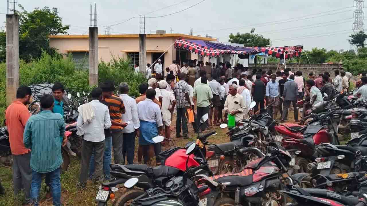 పొలాలు పొట్టకొచ్చినా తప్పని యూరియా తిప్పలు