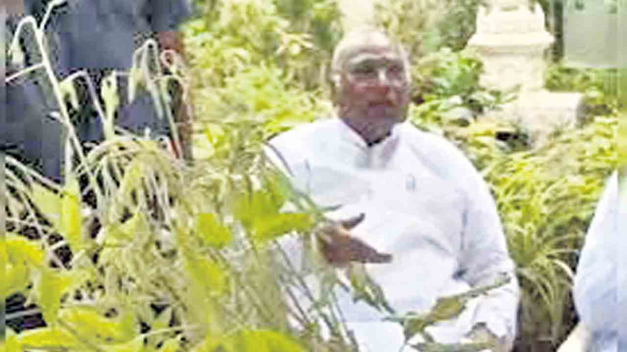 నీవి నాలుగే.. నావి 40 ఎకరాలు!.. పంట నష్టం గురించి చెప్పుకోవడానికి వచ్చిన రైతుపై ఖర్గే చిందులు