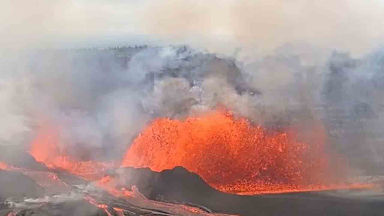 Kilauea Volcano Erupts | మరోసారి బద్దలైన కిలోవేయ అగ్నిపర్వతం.. 100 మీటర్ల మేర ఎగసిపడుతున్న లావా