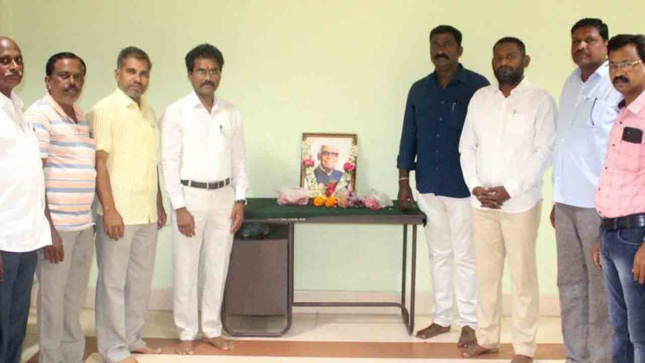 Konda laxman Bapuji | ఆచార్య కొండా లక్ష్మణ్‌ బాపూజీ జీవితం ప్రజాసేవకు అంకితం : ప్రొఫెసర్‌ కట్ల రాజేందర్‌