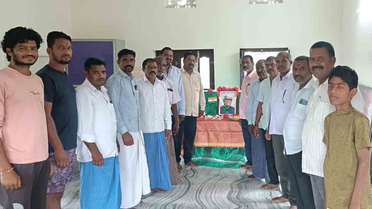 Konda laxman Bapuji | బొట్ల వనపర్తిలో కొండా లక్ష్మణ్ బాపూజీ జయంతి వేడుకలు