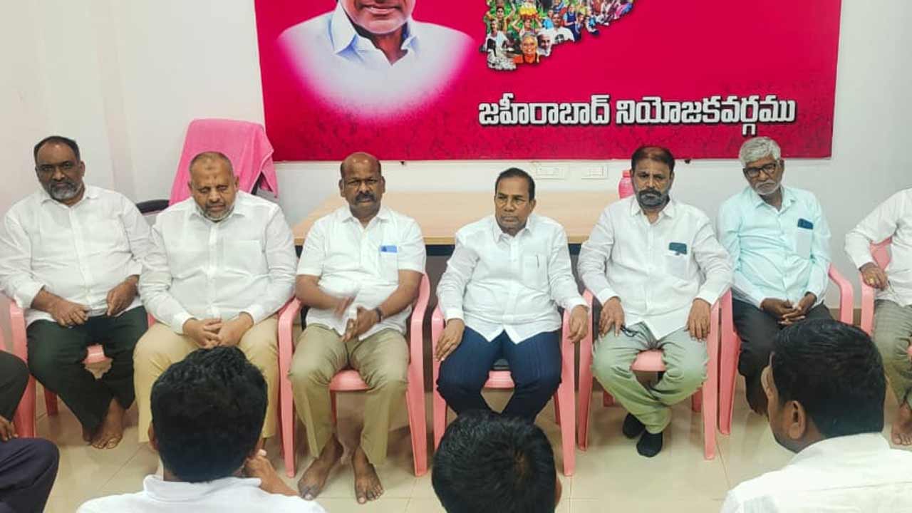 స్థానిక ఎన్నికల్లో బీఆర్‌ఎస్‌ను గెలిపించుకోవాలి.. కార్యకర్తలకు కొనింటి మాణిక్‌రావు పిలుపు