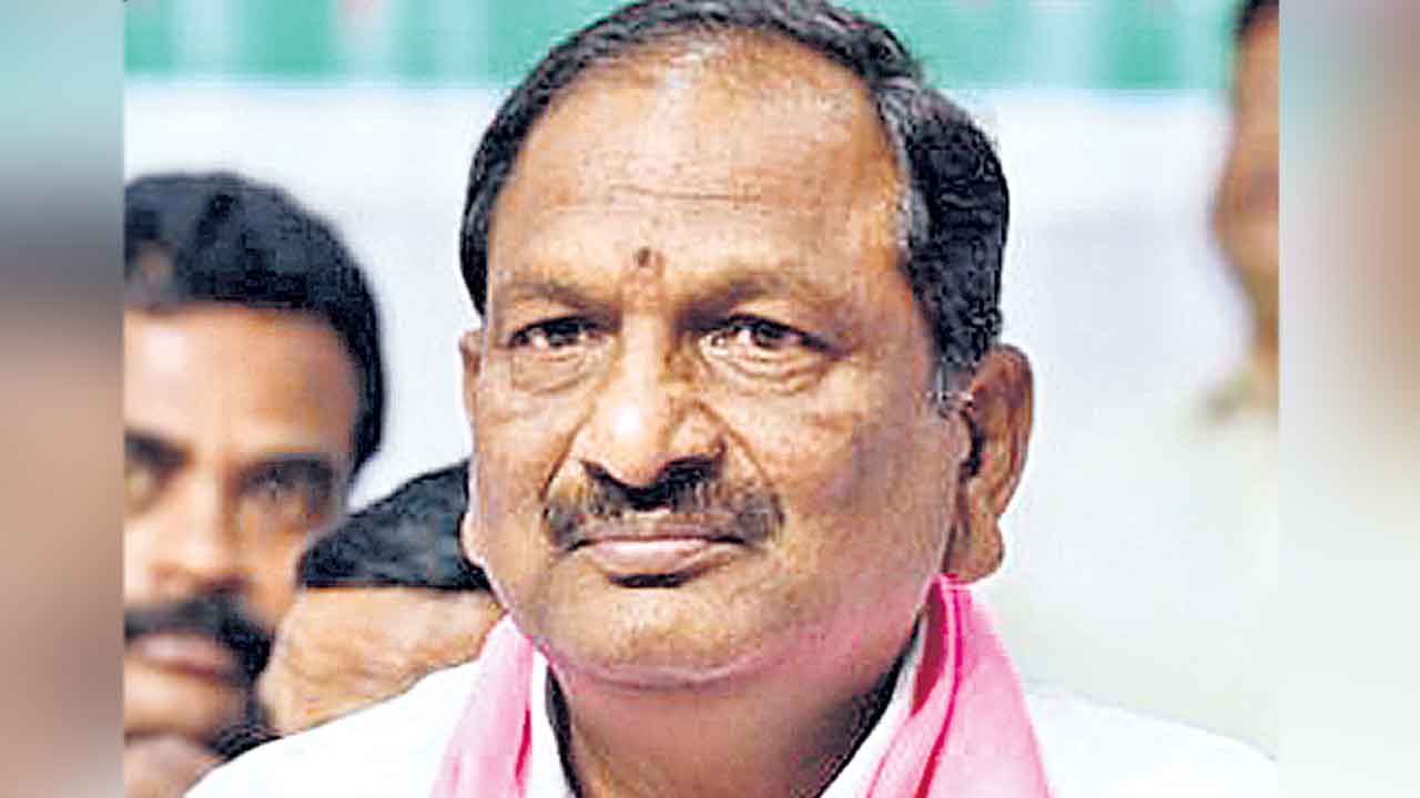 రోడ్లపై రైతులు.. స్టార్‌ హోటళ్లలో మంత్రులు