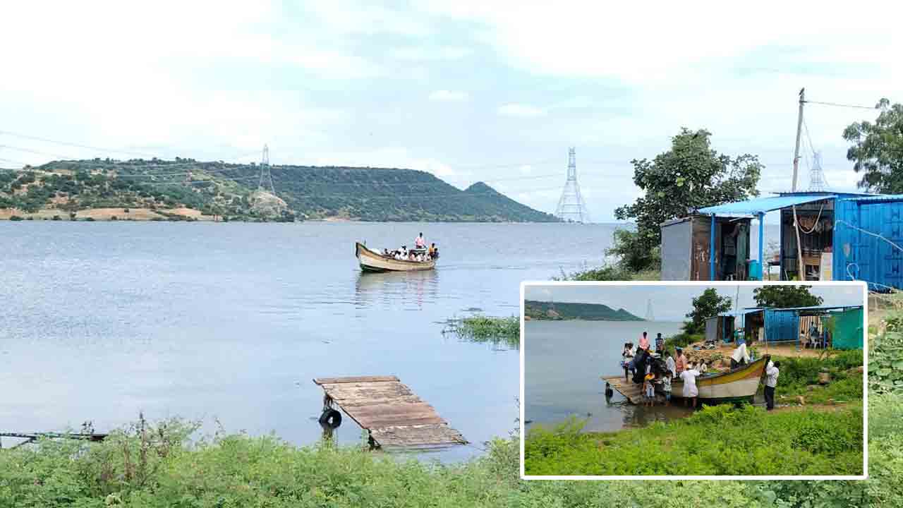 ప్రమాదకరంగా బోటు ప్రయాణం