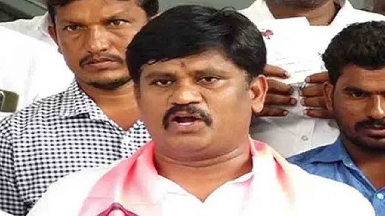 గద్వాల ఎమ్మెల్యేపై చర్యలు తీసుకోండి.. ఎస్పీకి బీఆర్‌ఎస్‌ నేత విజయ్‌ ఫిర్యాదు