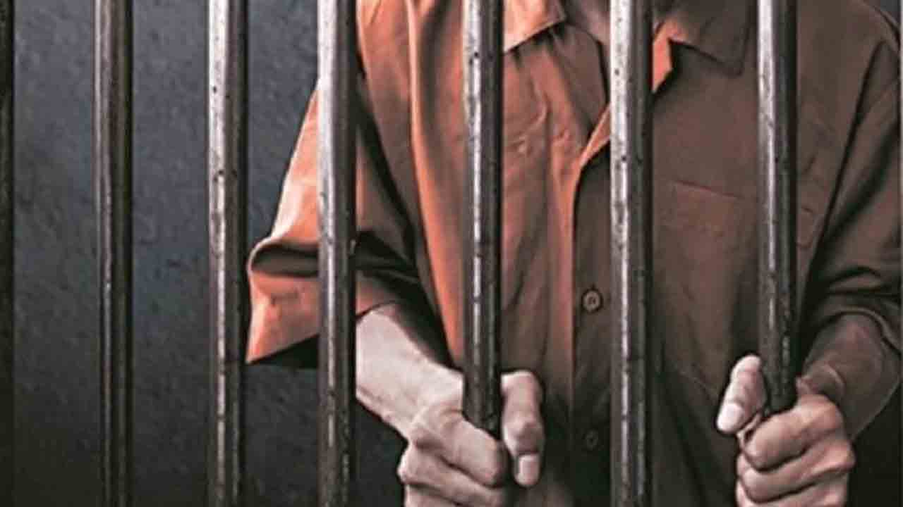 మైనర్‌ ఆత్మహత్యకు కారణమైన వ్యక్తికి జీవిత ఖైదు, జరిమానా