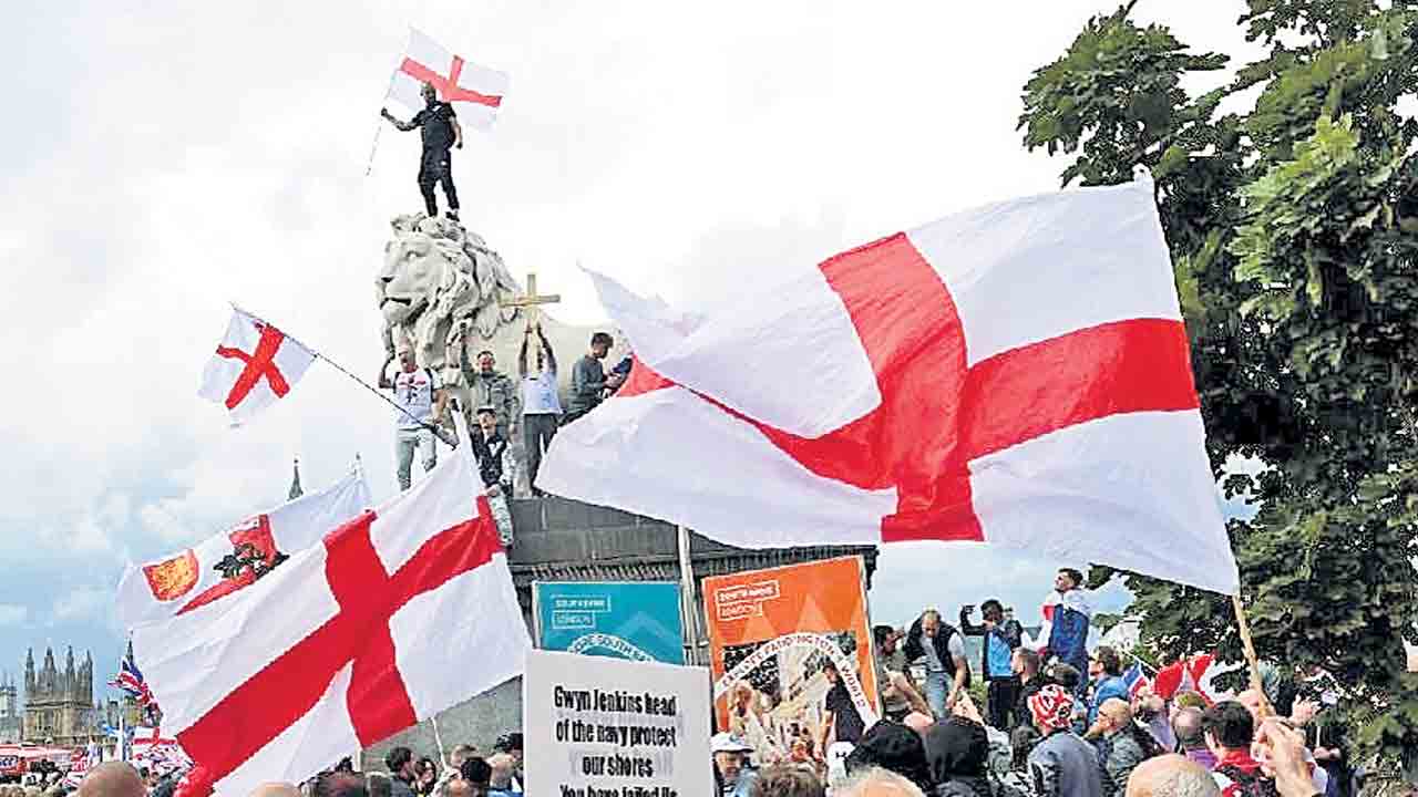 వలసదారులకు వ్యతిరేకంగా లండన్‌లో భారీ ప్రదర్శన