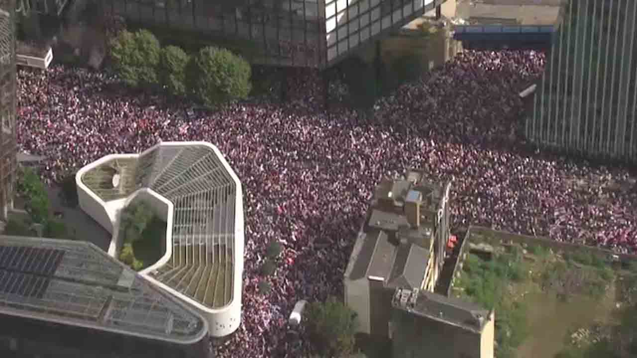 London | లండ‌న్‌లో ల‌క్ష‌మందితో.. వ‌ల‌స‌దారుల‌కు వ్య‌తిరేకంగా భారీ ప్ర‌ద‌ర్శ‌న‌