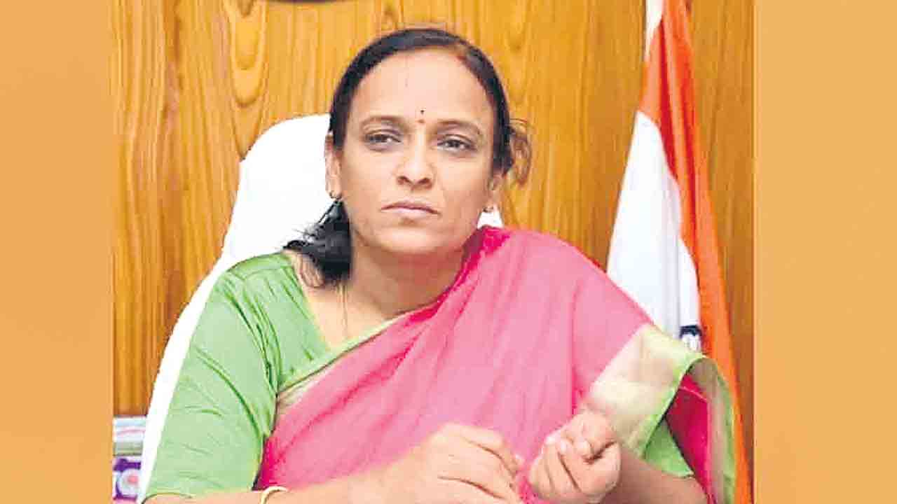 సిరిసిల్ల కలెక్టర్‌గా హరిత.. సందీప్‌కుమార్‌ ఝా బదిలీ