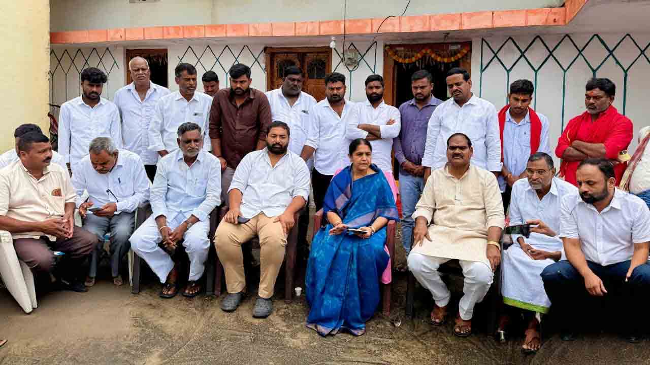 MLA Sunitha Lakshma Reddy | ప్రతీ మహిళకు బతుకమ్మ చీర పంపిణీ చేయాలి.. చేప పిల్లలు వదలడంలో ప్రభుత్వం విఫలం : ఎమ్మెల్యే సునీతా లక్ష్మారెడ్డి