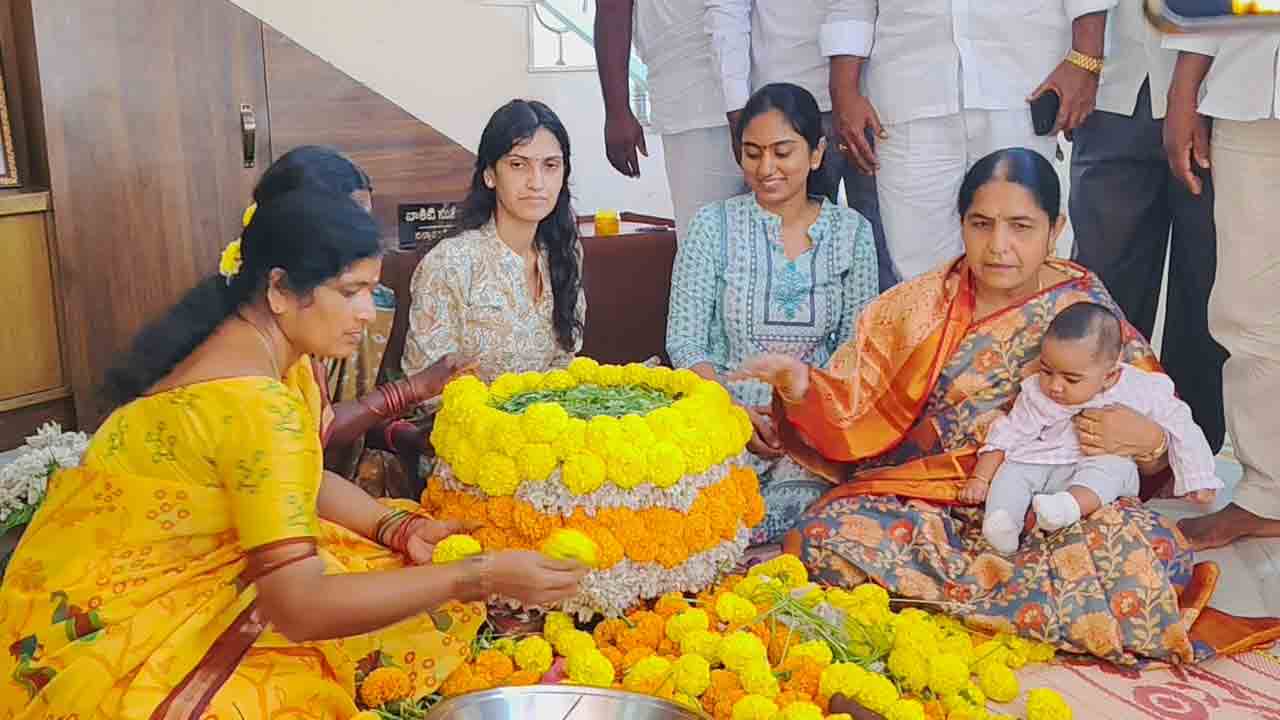 MLA Sunitha Lakshma Reddy | బతుకమ్మను అలంకరించిన ఎమ్మెల్యే సునీతా లక్ష్మారెడ్డి.. స్వగ్రామంలో వేడుకలు