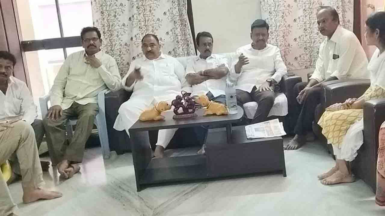 టీ న్యూస్‌ ప్రతినిధి కుటుంబానికి తాతా, సండ్ర పరామర్శ