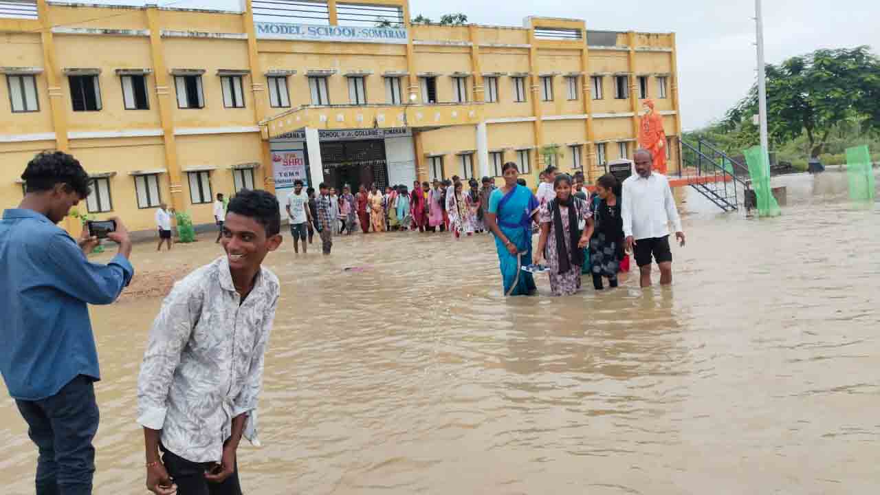 Saidapur | సైదాపూర్‌లో ఎడతెరపిలేని వాన.. సోమారం మోడల్ స్కూల్ జలమయం