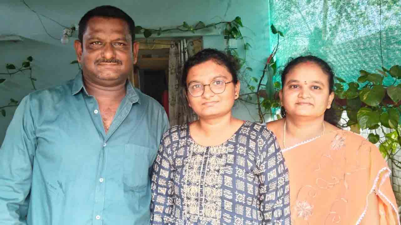 MBBS Seat | కష్టే ఫలి అని నిరూపించిన మెకానిక్ కూతురు.. ఉస్మానియాలో ఎంబీబీఎస్ సీటు సాధించిన తనూజ