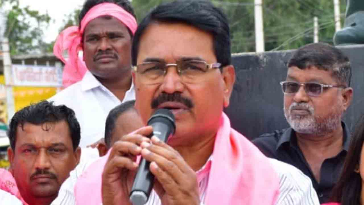 యూరియా కొరత లేదనడం సిగ్గుచేటు