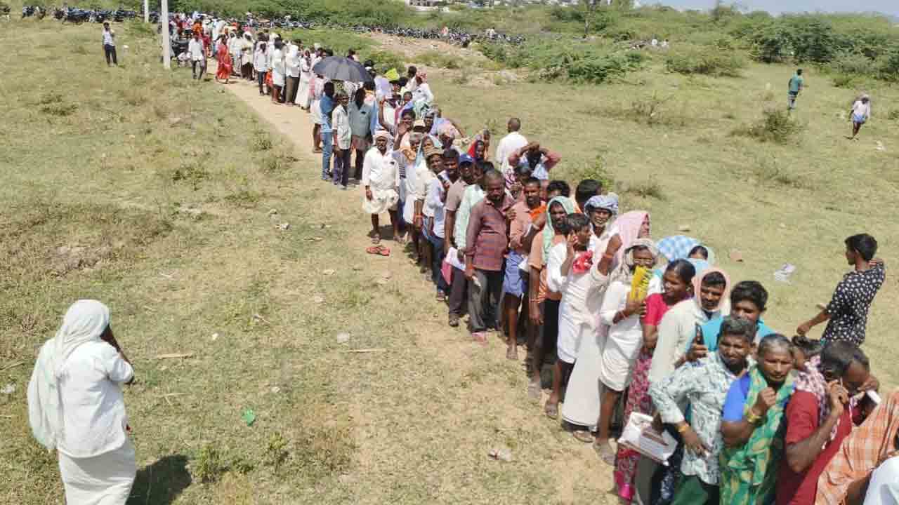 యురియా కోసం తప్పని తిప్పలు