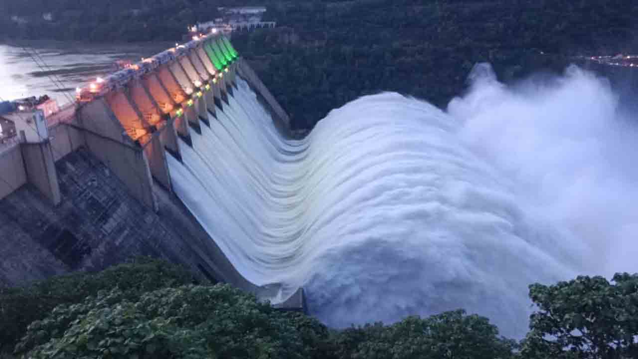 కృష్ణానదికి పోటెత్తిన వరద