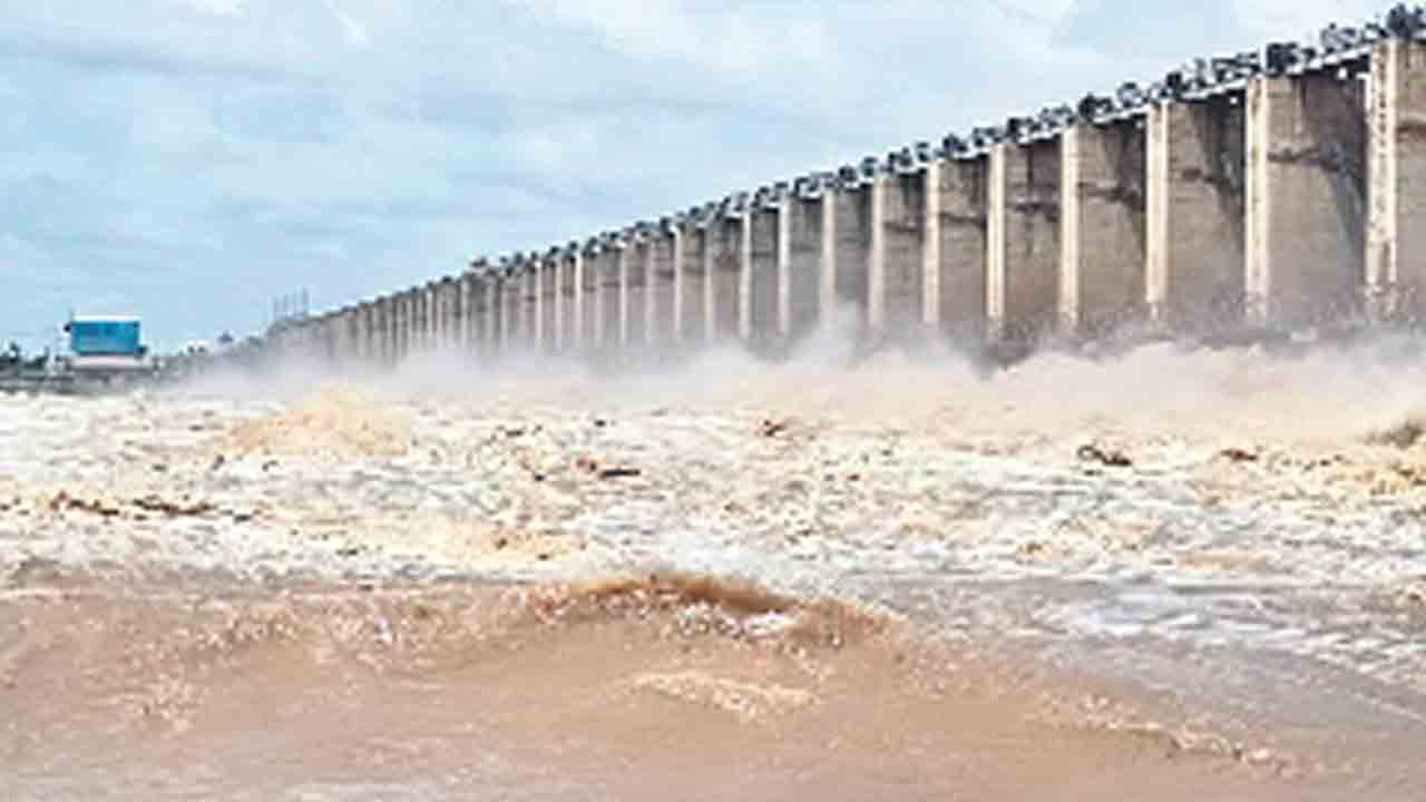 ఉరకలెత్తుతున్న కృష్ణమ్మ