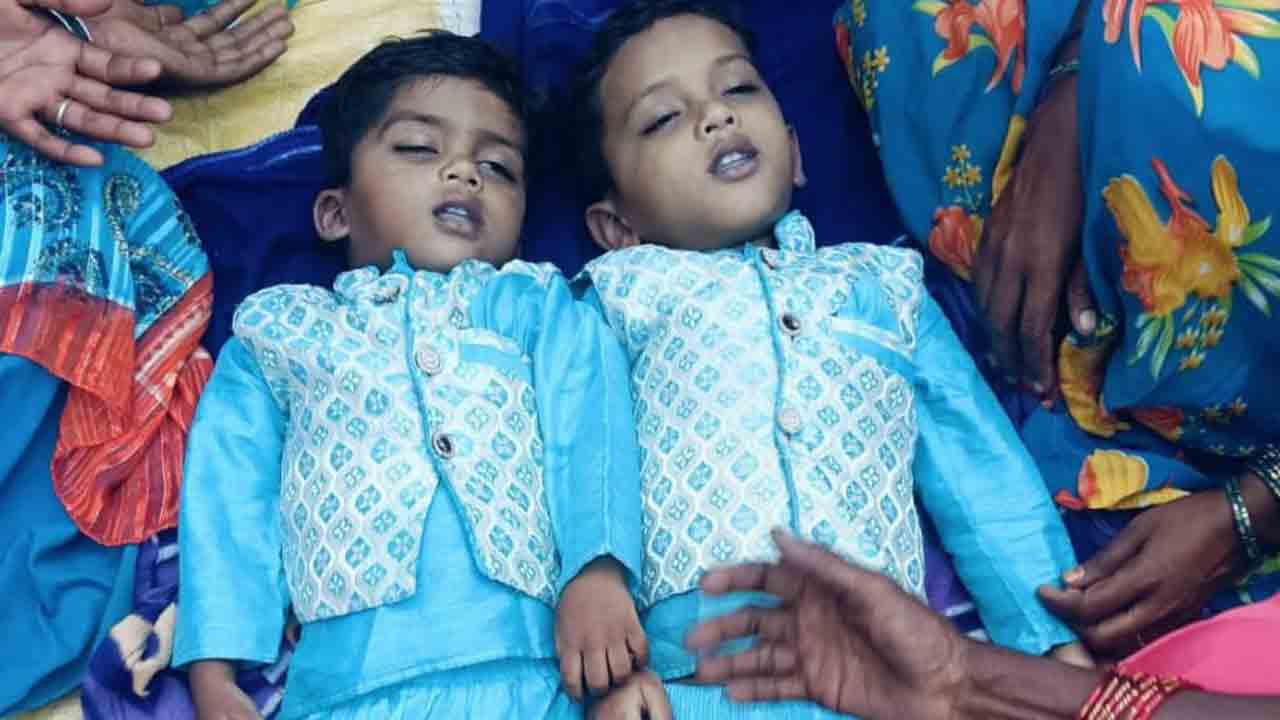 నీటి గుంతలో పడి ఇద్దరు చిన్నారులు మృతి