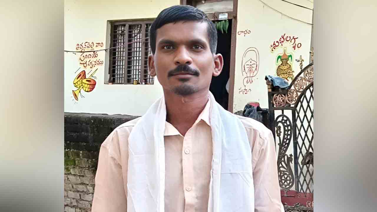 Road accident | అడవి పందులను తప్పించబోయి రోడ్డు ప్రమాదంలో యువకుడి మృతి