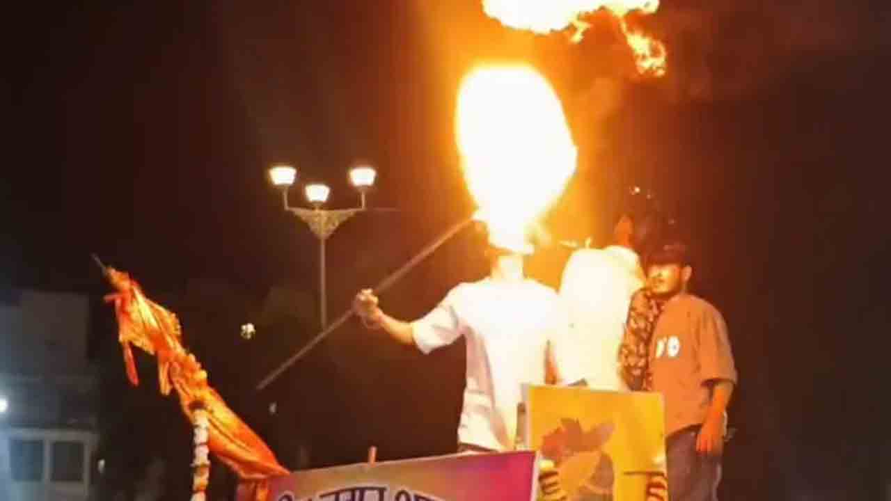 Watch: బెడిసికొట్టిన మంటలు ఊదే స్టంట్‌.. ఏం జరిగిందంటే?