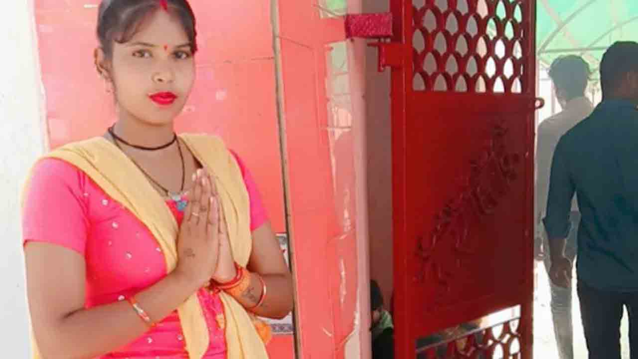 Man Kills Wife In Front Of Children | పిల్లల ముందే భార్యను పొడిచి చంపిన   భర్త.. ఆ తర్వాత పోలీసులకు ఫోన్‌