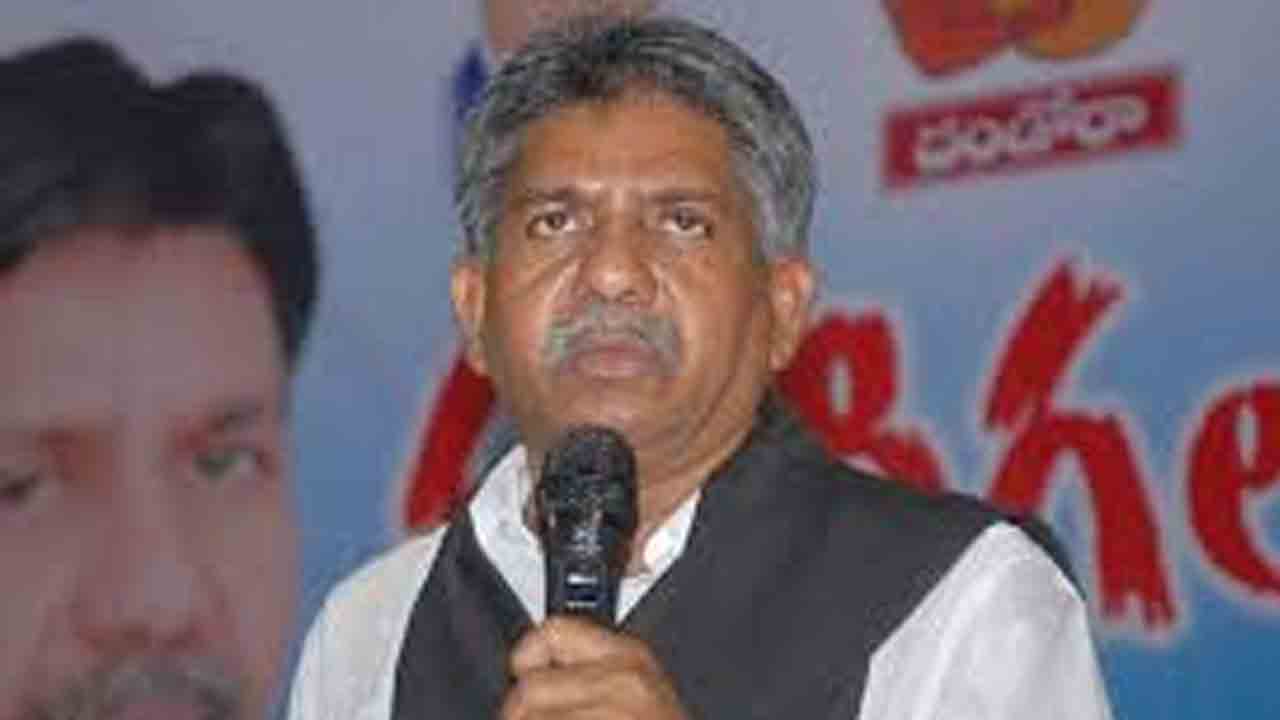 పింఛన్‌ పెంచుతారా.. రాజీనామా చేస్తారా?