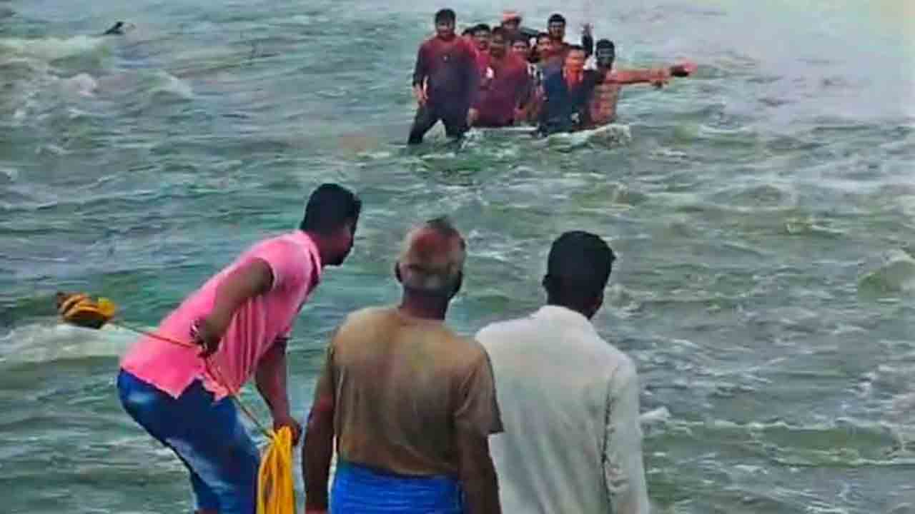 Maneru Vagu trap | ఇసుక కోసం వెళ్లి వాగులో చిక్కుకున్నారు.. కాపాడేందుకు వెళ్లినవారు కూడా..