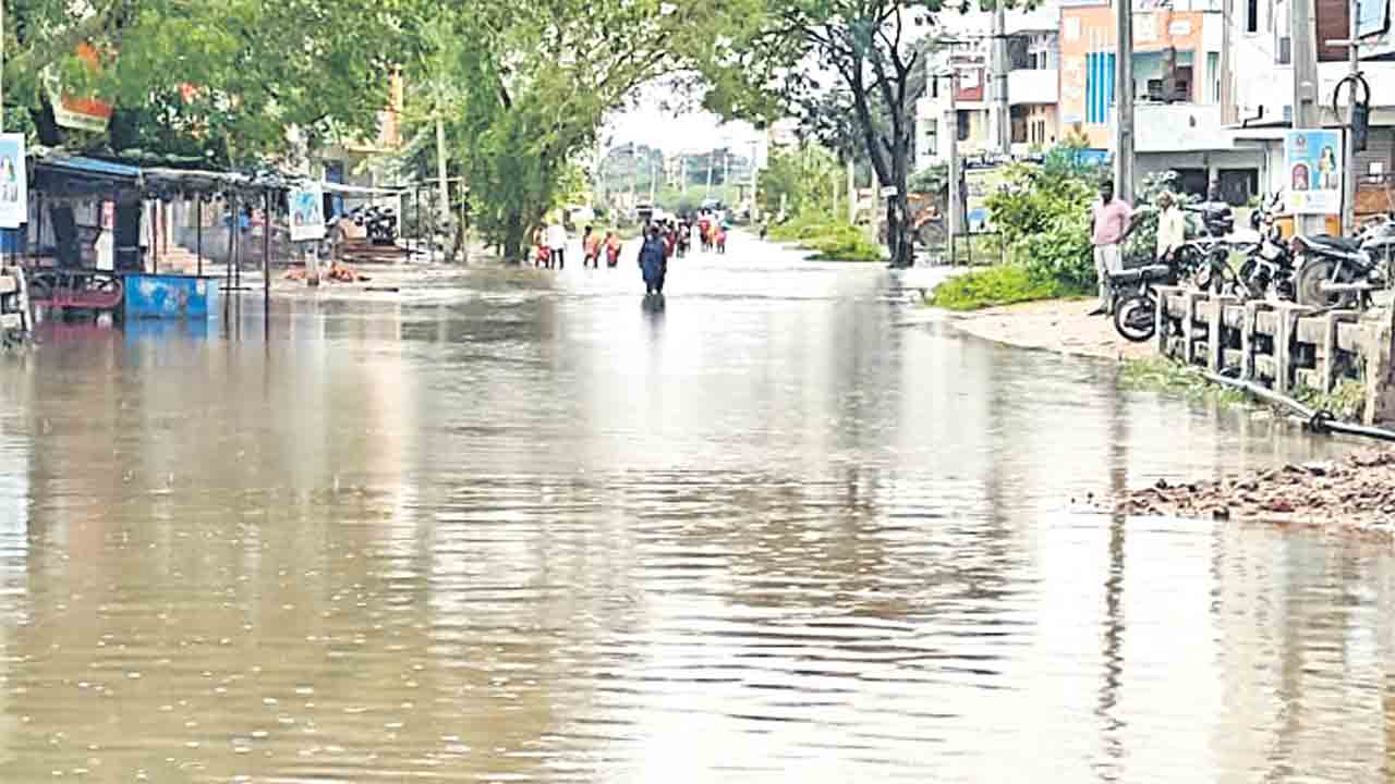 జలదిగ్బంధంలో చేర్యాల పట్టణం