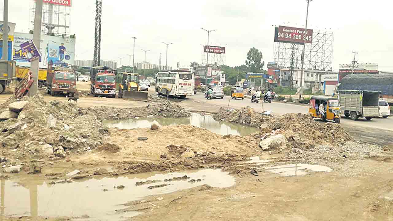 హైవేపై ప్రయాణం.. నరకప్రాయం