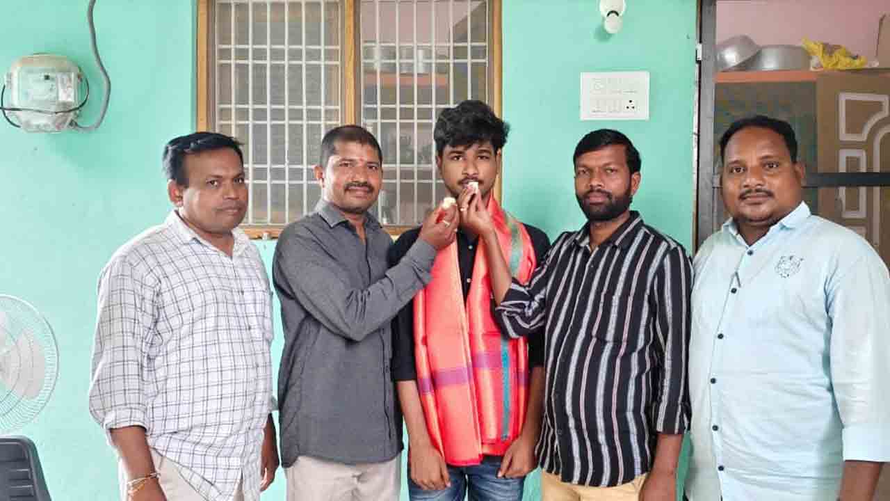 Medical Seat | మెడికల్ సీట్ సాధించిన సింగరేణి రిటైర్డ్ కార్మికుడు కుమారుడు.. అభినందించిన కళాశాల యజమాన్యం