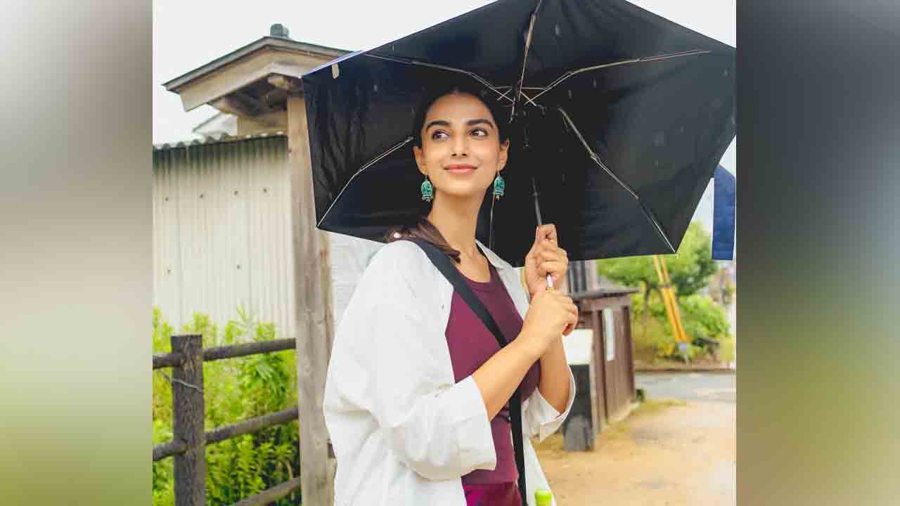 Meenakshi Chaudhary | మీనాక్షి చౌదరి ట్రావెల్‌ డైరీ స్పెషల్‌.. ఇంతకీ లక్కీ భాస్కర్‌ హీరోయిన్‌ ఎక్కడికెళ్లిందో తెలుసా..?