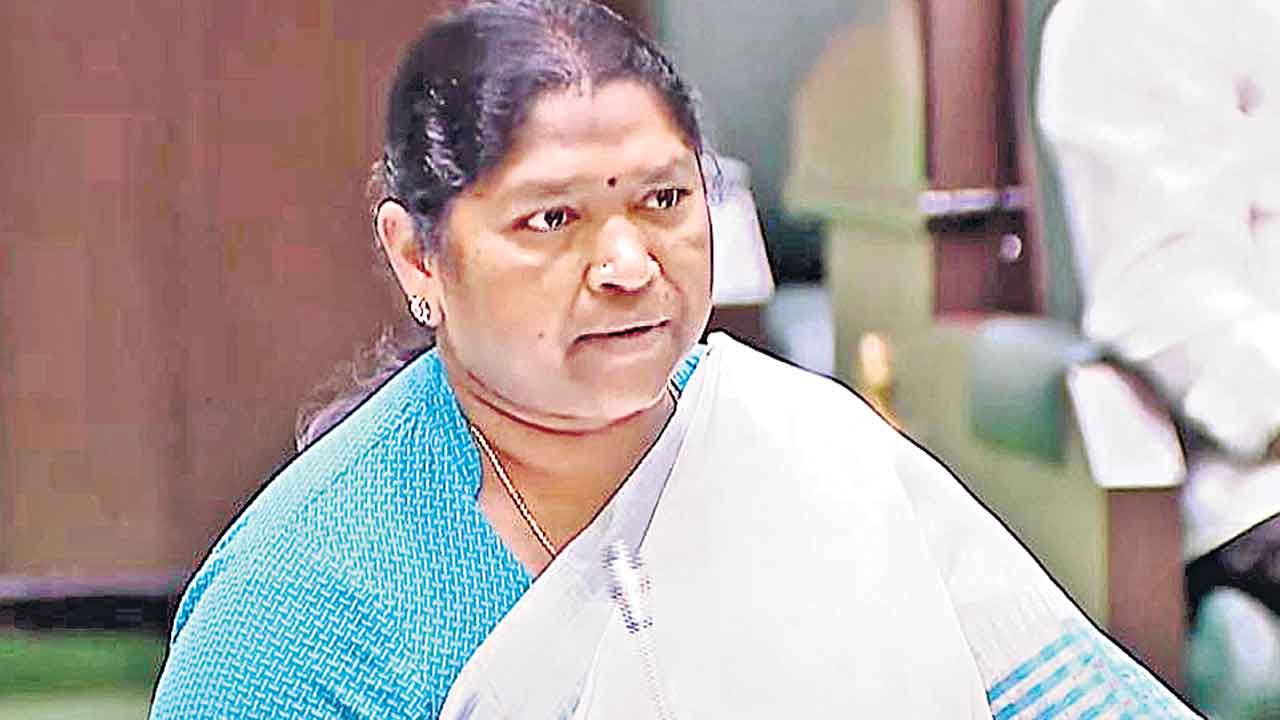 బీసీ బిల్లుకు అడ్డుపడ్డది రేవంత్‌ బంధువే!.. అసెంబ్లీలో మంత్రి సీతక్క వివరణ