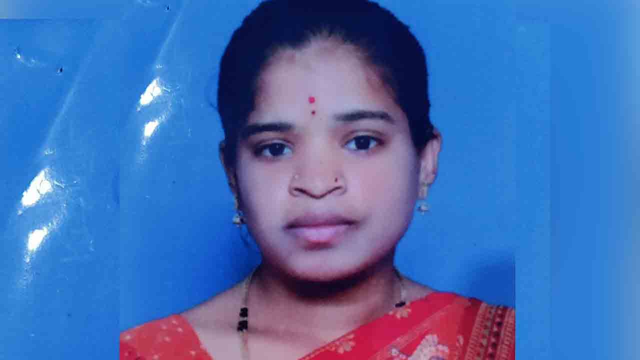 Missing | బాత్రూమ్ వెళ్తానని భర్తకు చెప్పి..