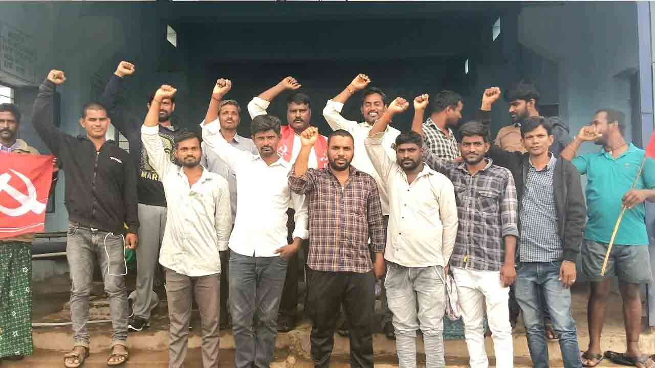 పెండింగ్‌ వేతనాలు చెల్లించాలని..